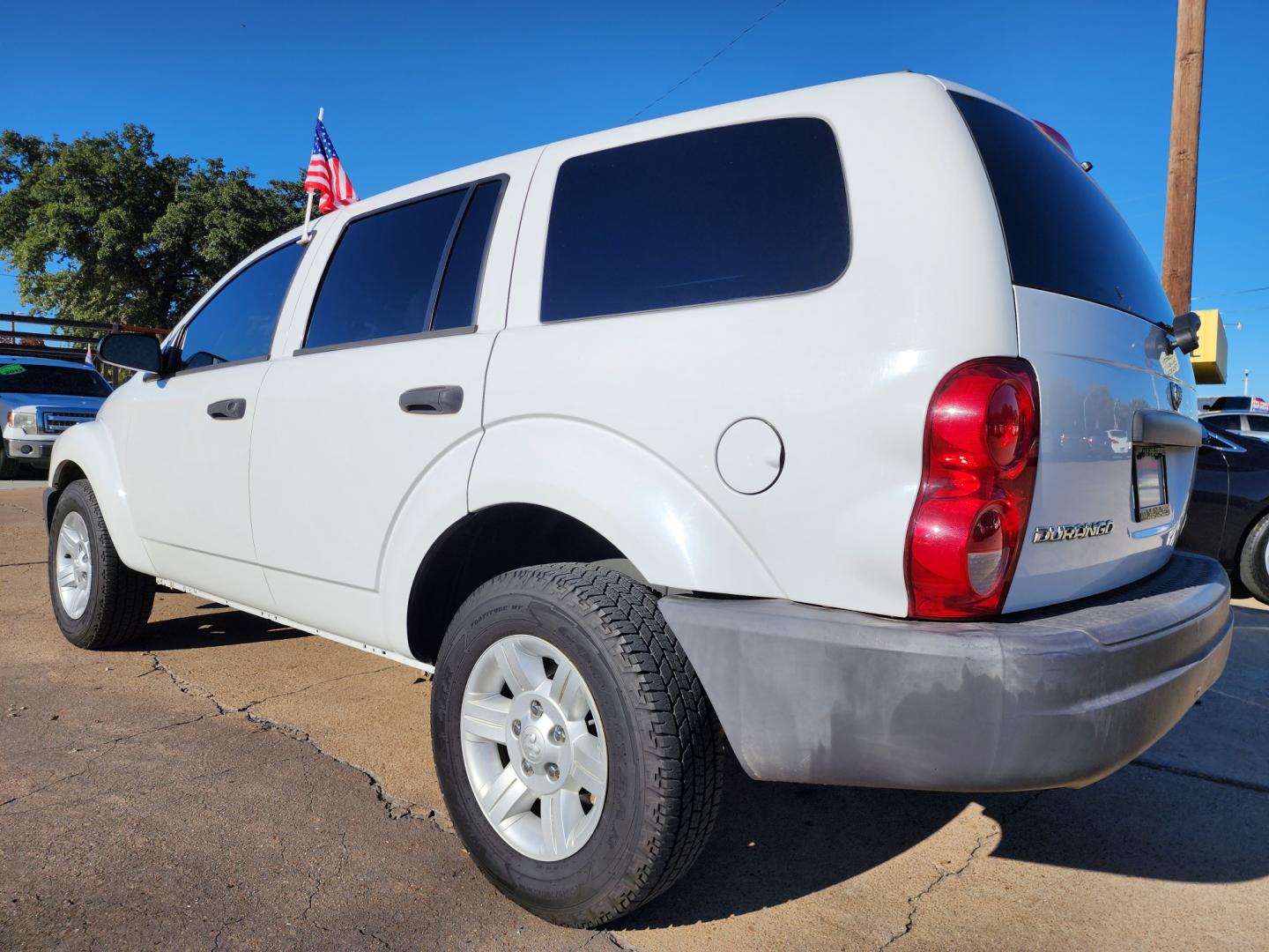 2005 WHITE Dodge Durango ST (1D4HD38K75F) with an 3.7L V6 SOHC 12V engine, AUTO transmission, located at 2660 S.Garland Avenue, Garland, TX, 75041, (469) 298-3118, 32.885387, -96.656776 - Photo#5